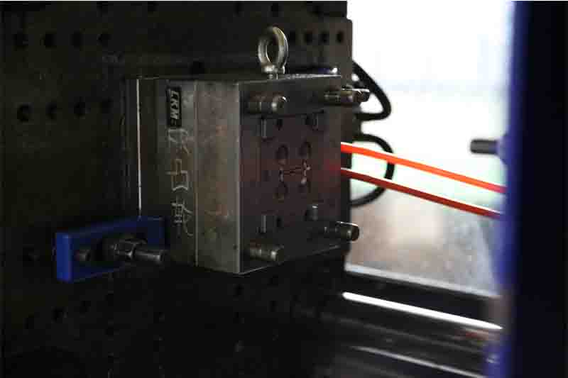  破解塑料件加工难题：分型面设计不合理，飞边问题何解？